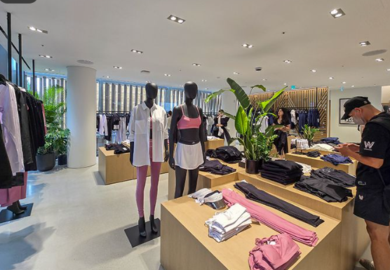 (圖: hanchao.com) 首爾打卡地標!Alo獨棟旗艦店登陸江南 Jisoo聯名粉紅波鞋超搶手 落機第一站掃貨