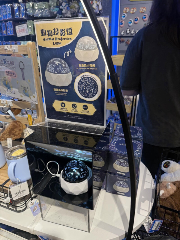 海洋公園紀念品驚現「逆天神作」！超靚動物投射燈掀瘋搶 網民讚：終於放低偶包