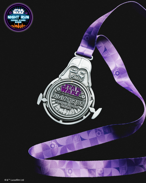 「STAR WARS Night Run 2026」專屬選手包產品一覽︰夜光獎牌(相片由相關機構提供)
