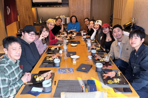 離婚男藝人神隱多時罕有現身開工飯！大合照出賣蹤影疑似全面復出惹揣測...