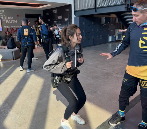 失寵港姐冠軍晒Hermès手袋豪遊歐洲！緋聞纏身生活富貴坐商務艙極享受