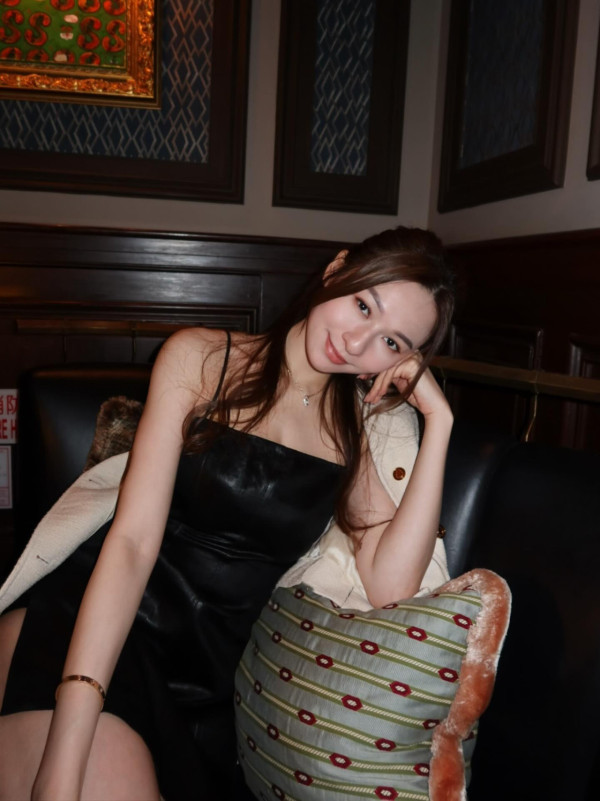 失寵港姐冠軍晒Hermès手袋豪遊歐洲！緋聞纏身生活富貴坐商務艙極享受