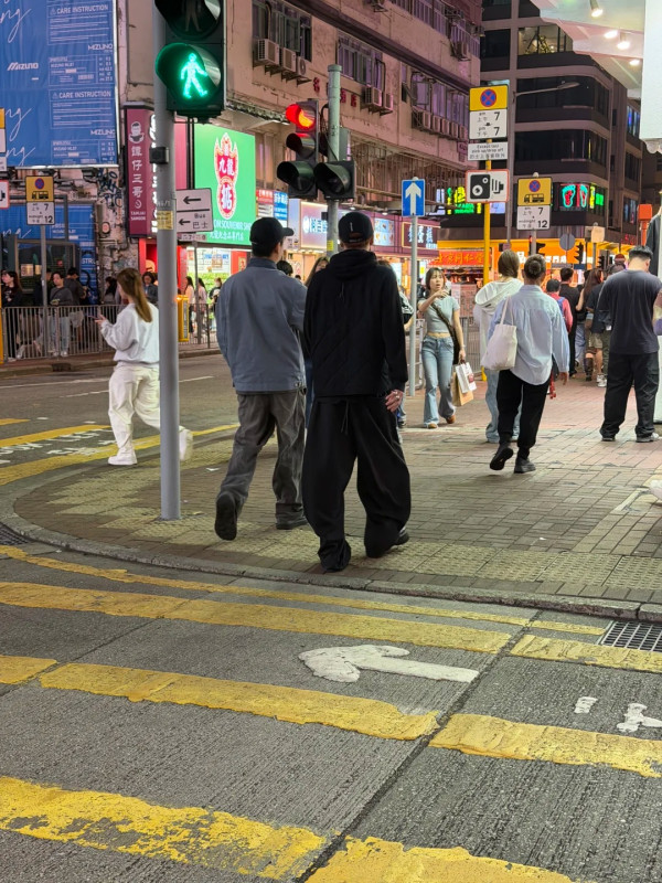 王嘉爾Jackson貼地行旺角食冷麵行潮流特區 粉絲求合照舉動揭私下最真實人品