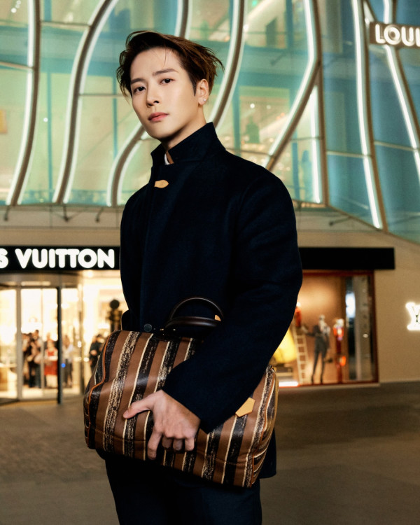 王嘉爾Jackson貼地行旺角食冷麵行潮流特區 粉絲求合照舉動揭私下最真實人品