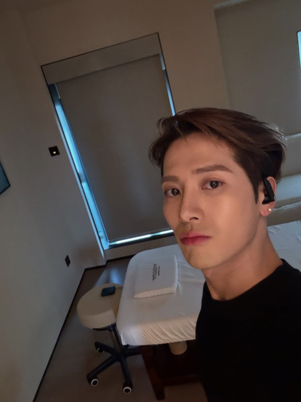 王嘉爾Jackson貼地行旺角食冷麵行潮流特區 粉絲求合照舉動揭私下最真實人品