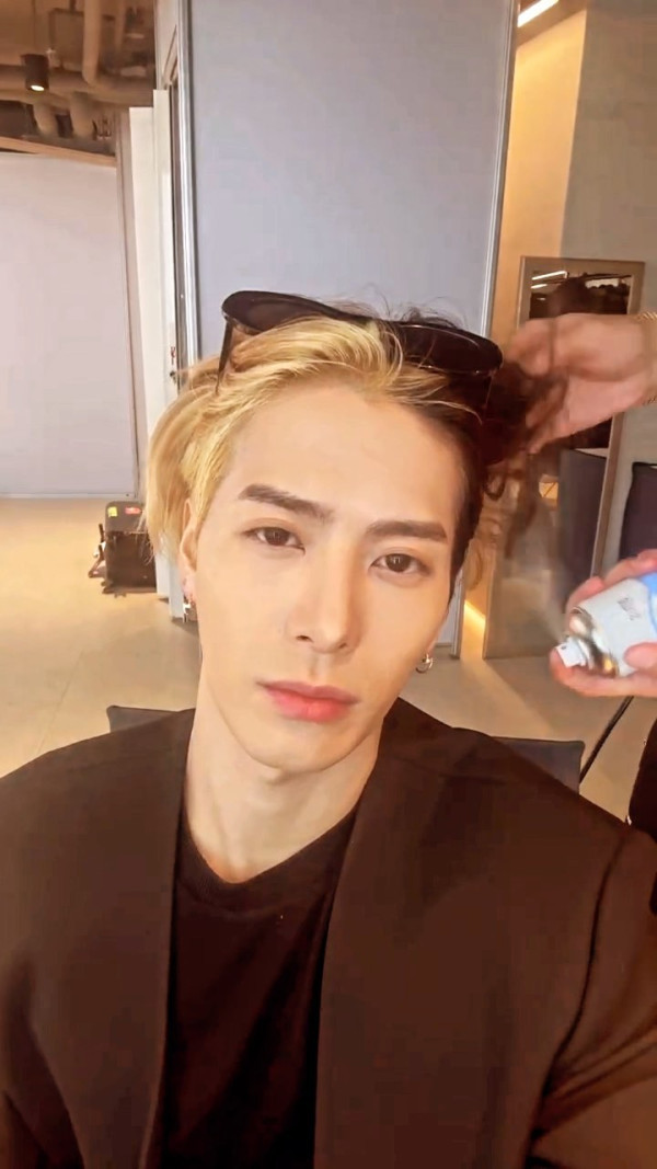 王嘉爾Jackson貼地行旺角食冷麵行潮流特區 粉絲求合照舉動揭私下最真實人品