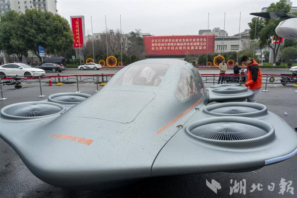 真．飛碟現身？中國「空中的士」新春亮相　3 秒垂直起飛兼飛行 20 分鐘！