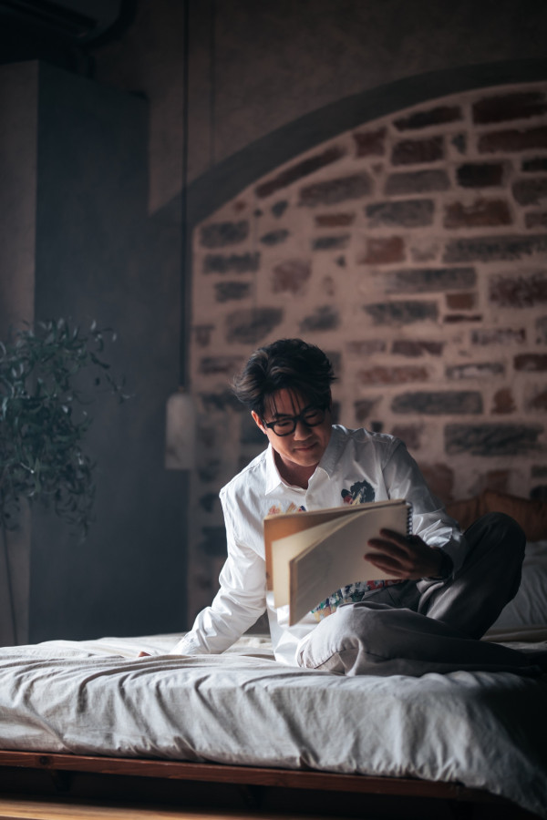 羅啟豪新歌《月球上的藍玫瑰》MV上架！邀張紋嘉做女主角兼辦畫畫比賽