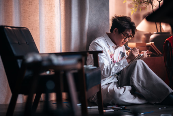 羅啟豪新歌《月球上的藍玫瑰》MV上架！邀張紋嘉做女主角兼辦畫畫比賽