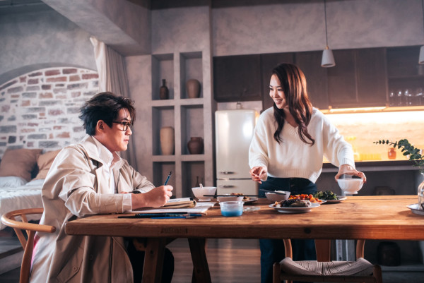 羅啟豪新歌《月球上的藍玫瑰》MV上架！邀張紋嘉做女主角兼辦畫畫比賽