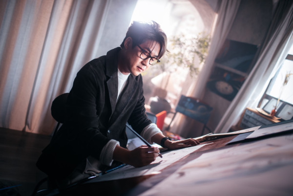 羅啟豪新歌《月球上的藍玫瑰》MV上架！邀張紋嘉做女主角兼辦畫畫比賽