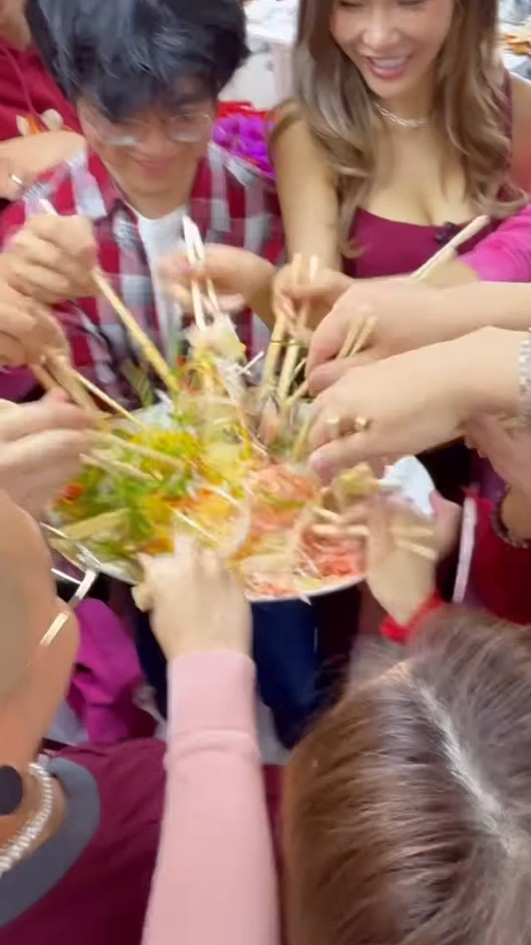 五索豪派開工利是成疊金牛數目驚人！出手極闊綽 員工出動點鈔機數錢超誇張