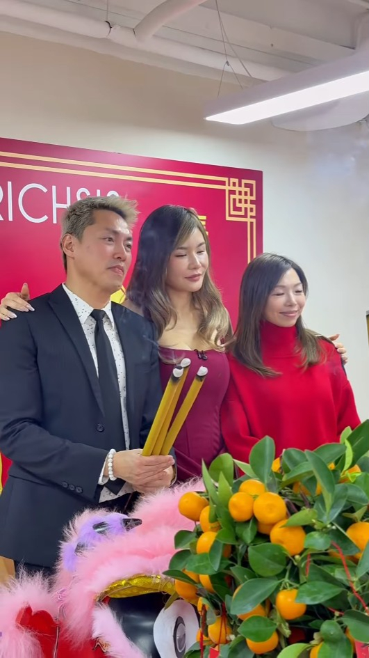 五索豪派開工利是成疊金牛數目驚人！出手極闊綽 員工出動點鈔機數錢超誇張