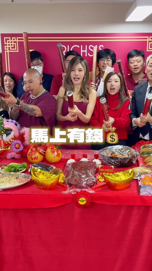 五索豪派開工利是成疊金牛數目驚人！出手極闊綽 員工出動點鈔機數錢超誇張