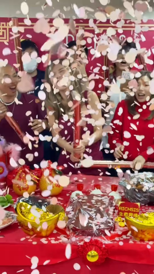 五索豪派開工利是成疊金牛數目驚人！出手極闊綽 員工出動點鈔機數錢超誇張