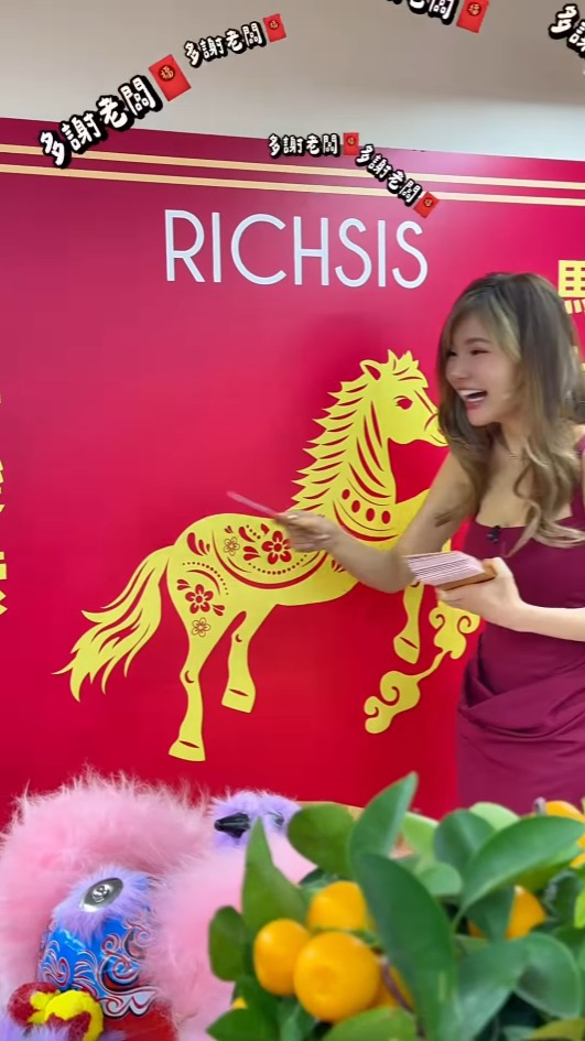 五索豪派開工利是成疊金牛數目驚人！出手極闊綽 員工出動點鈔機數錢超誇張