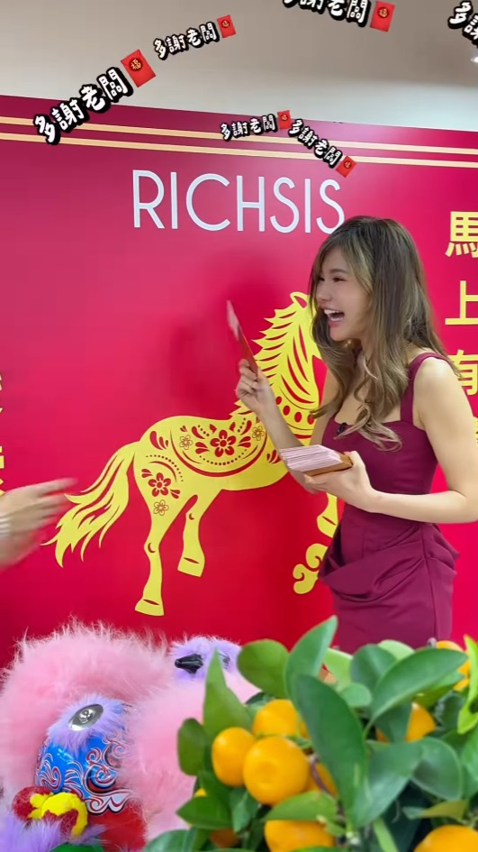 五索豪派開工利是成疊金牛數目驚人！出手極闊綽 員工出動點鈔機數錢超誇張