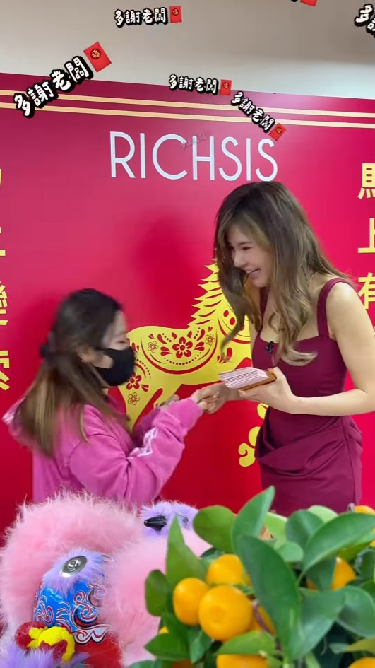 五索豪派開工利是成疊金牛數目驚人！出手極闊綽 員工出動點鈔機數錢超誇張