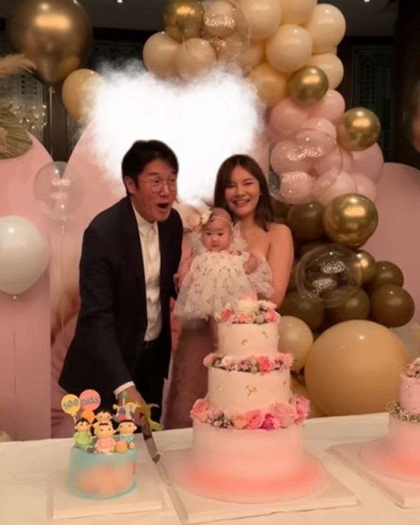 五索豪派開工利是成疊金牛數目驚人！出手極闊綽 員工出動點鈔機數錢超誇張