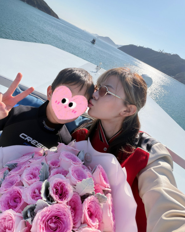 五索豪派開工利是成疊金牛數目驚人！出手極闊綽 員工出動點鈔機數錢超誇張