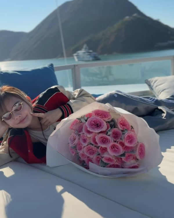 五索豪派開工利是成疊金牛數目驚人！出手極闊綽 員工出動點鈔機數錢超誇張