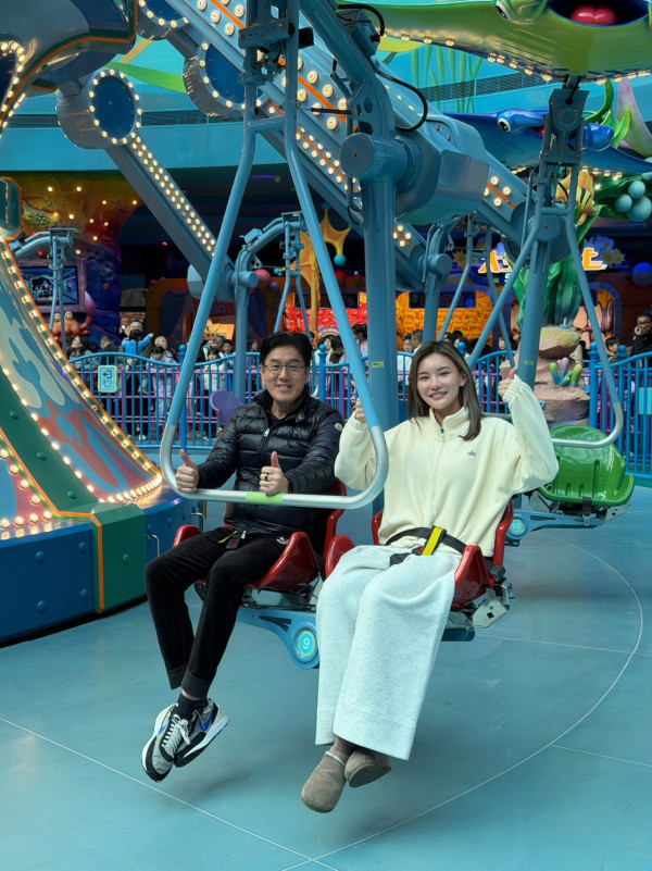 五索豪派開工利是成疊金牛數目驚人！出手極闊綽 員工出動點鈔機數錢超誇張