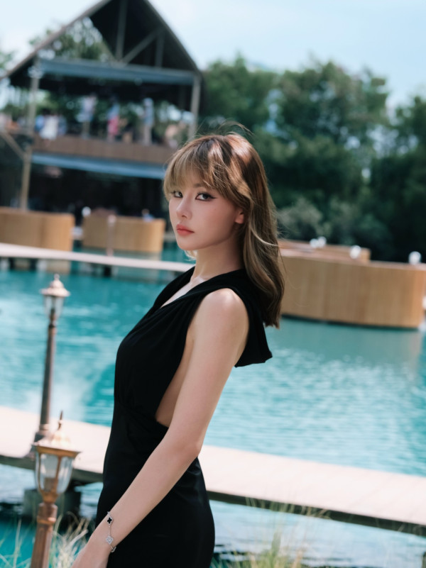 五索豪派開工利是成疊金牛數目驚人！出手極闊綽 員工出動點鈔機數錢超誇張