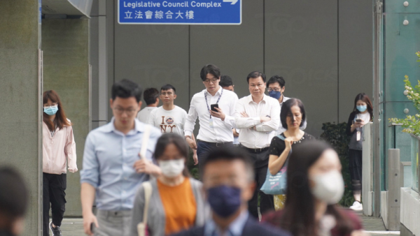 做公務員好慘？港男列6大慘況呻新制福利大縮水（圖片來源：HKET圖庫）