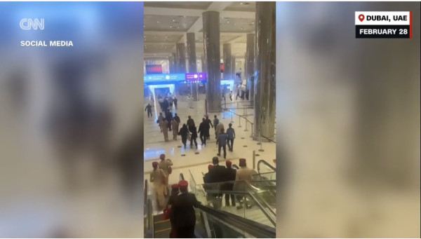 杜拜機場及旅客區受戰火波及(圖: CNN) 杜拜機場及旅客區受戰火波及(圖: CNN)