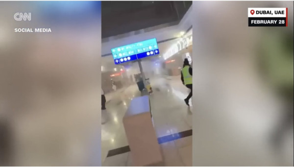 杜拜機場及旅客區受戰火波及(圖: CNN) 杜拜機場及旅客區受戰火波及(圖: CNN)