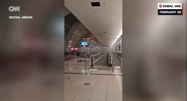杜拜機場及旅客區受戰火波及(圖: CNN) 杜拜機場及旅客區受戰火波及(圖: CNN)