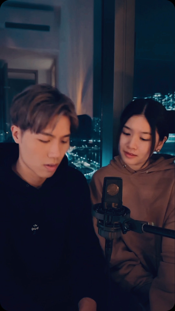 32歲男歌手宣布向女友求婚成功!拍拖八年跪地求婚晒鑽戒報喜