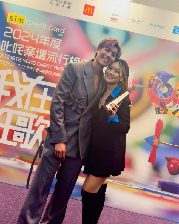 32歲男歌手宣布向女友求婚成功!拍拖八年跪地求婚晒鑽戒報喜