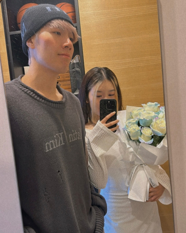 32歲男歌手宣布向女友求婚成功!拍拖八年跪地求婚晒鑽戒報喜