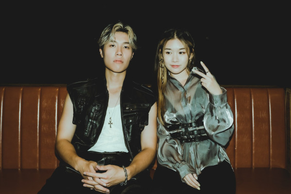 32歲男歌手宣布向女友求婚成功!拍拖八年跪地求婚晒鑽戒報喜