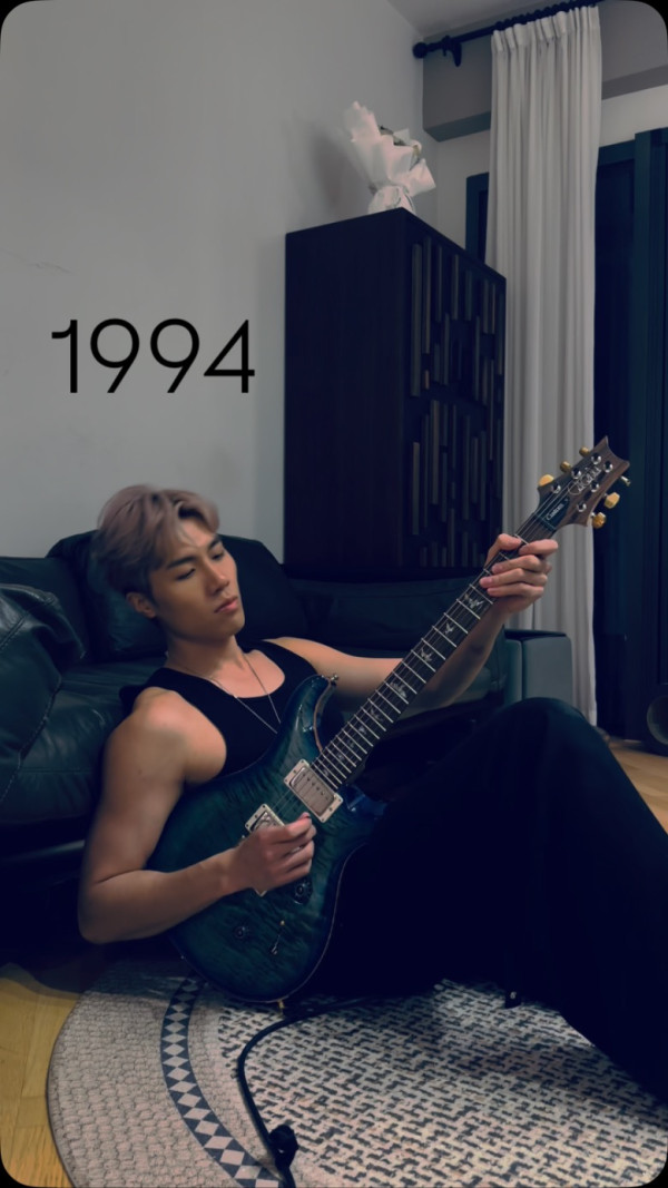 32歲男歌手宣布向女友求婚成功!拍拖八年跪地求婚晒鑽戒報喜