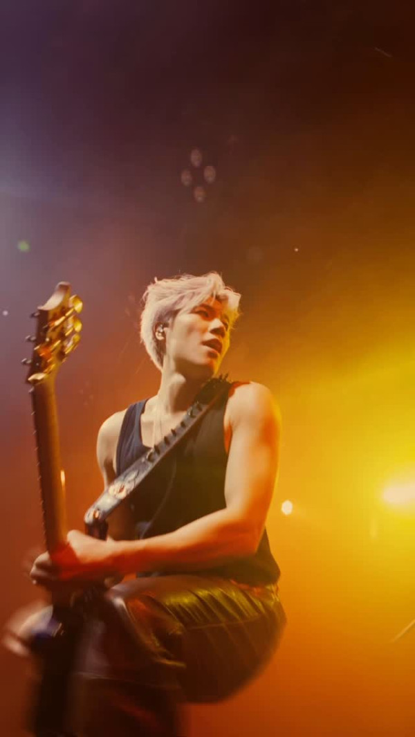 32歲男歌手宣布向女友求婚成功!拍拖八年跪地求婚晒鑽戒報喜