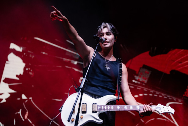 32歲男歌手宣布向女友求婚成功!拍拖八年跪地求婚晒鑽戒報喜