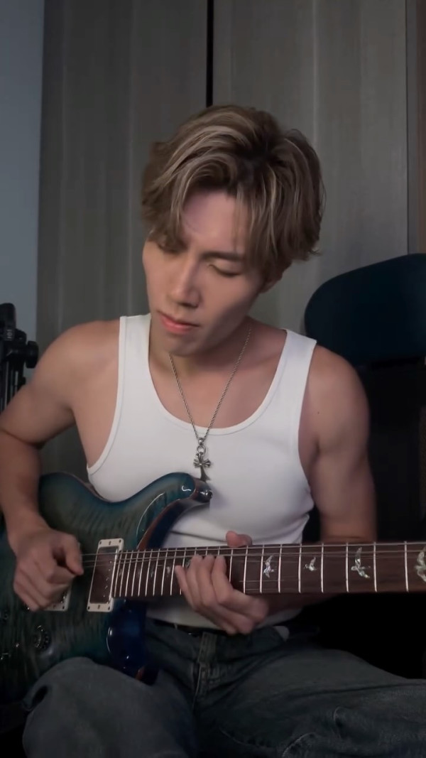 32歲男歌手宣布向女友求婚成功!拍拖八年跪地求婚晒鑽戒報喜