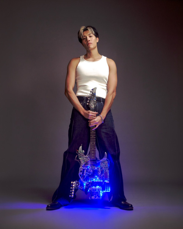 32歲男歌手宣布向女友求婚成功!拍拖八年跪地求婚晒鑽戒報喜