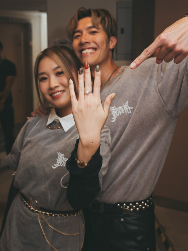 32歲男歌手宣布向女友求婚成功!拍拖八年跪地求婚晒鑽戒報喜