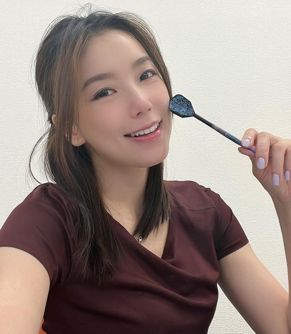 40歲女藝人無預警宣布已經閃婚！簡約白衫出嫁棄奢華婚紗：叫我程太