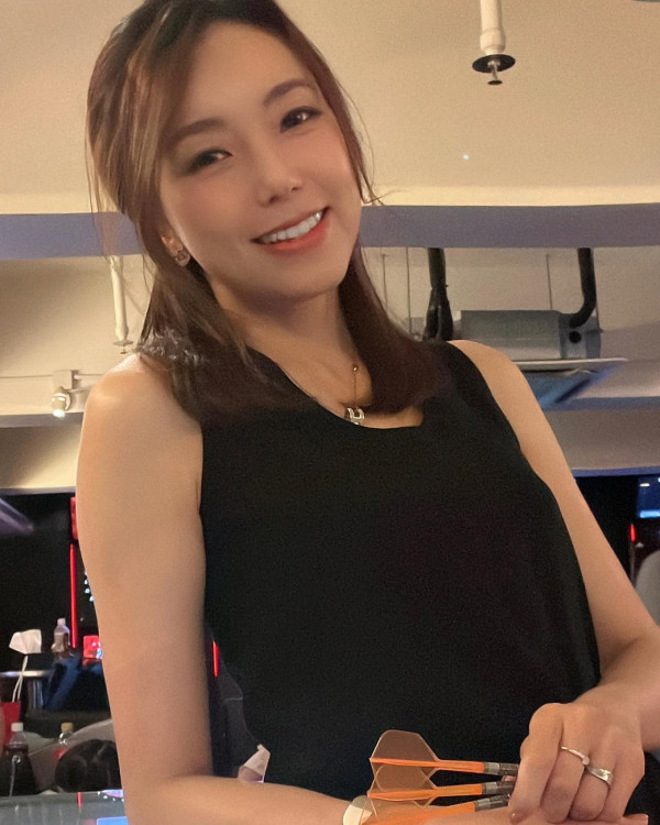 40歲女藝人無預警宣布已經閃婚！簡約白衫出嫁棄奢華婚紗：叫我程太