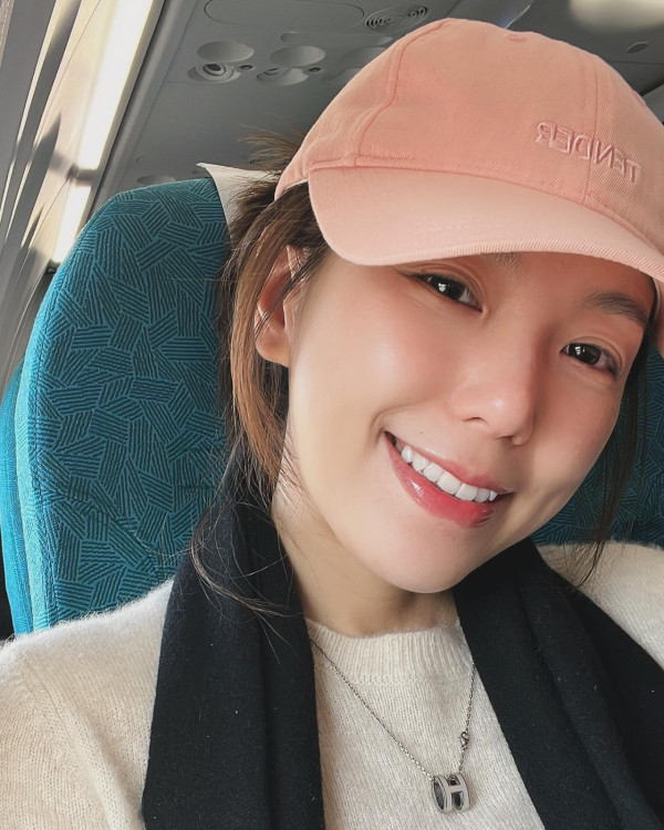 40歲女藝人無預警宣布已經閃婚！簡約白衫出嫁棄奢華婚紗：叫我程太