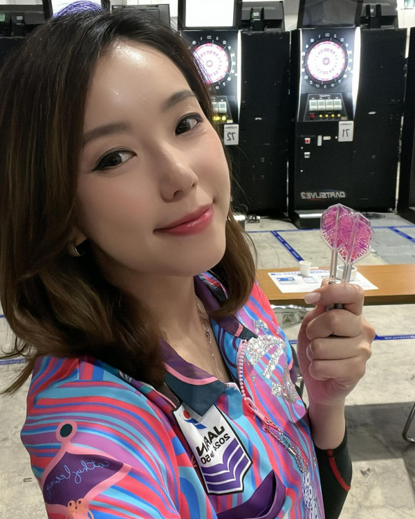 40歲女藝人無預警宣布已經閃婚！簡約白衫出嫁棄奢華婚紗：叫我程太