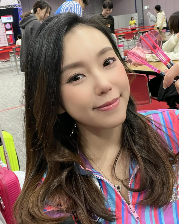 40歲女藝人無預警宣布已經閃婚！簡約白衫出嫁棄奢華婚紗：叫我程太