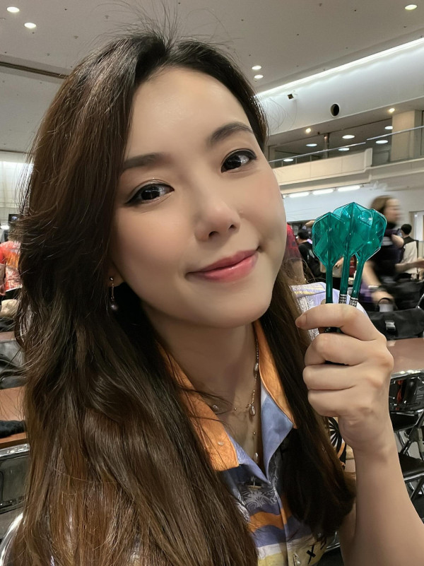 40歲女藝人無預警宣布已經閃婚！簡約白衫出嫁棄奢華婚紗：叫我程太