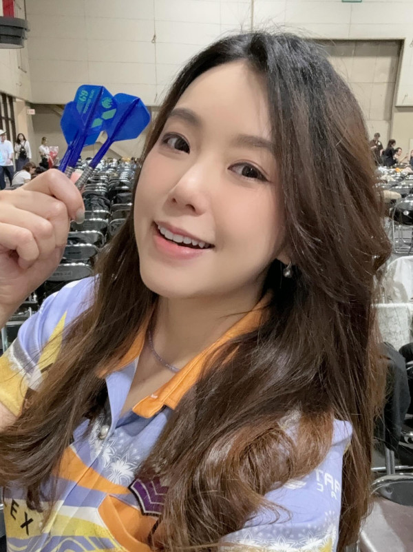 40歲女藝人無預警宣布已經閃婚！簡約白衫出嫁棄奢華婚紗：叫我程太