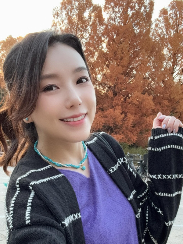 40歲女藝人無預警宣布已經閃婚！簡約白衫出嫁棄奢華婚紗：叫我程太