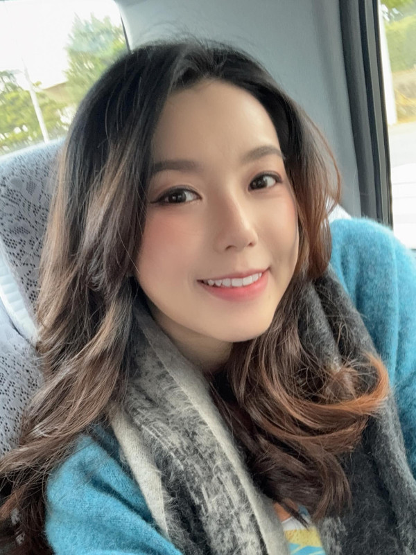 40歲女藝人無預警宣布已經閃婚！簡約白衫出嫁棄奢華婚紗：叫我程太